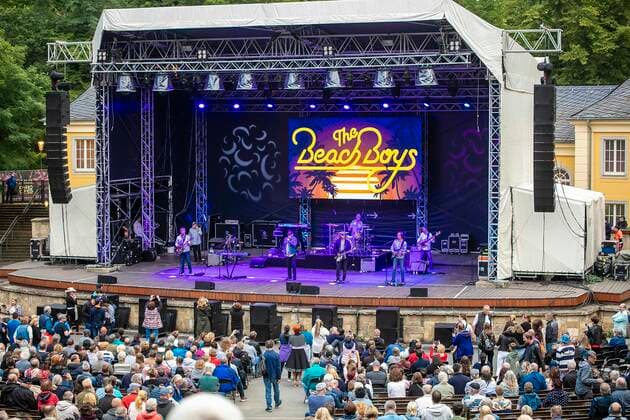 The Beach Boys - Sixty Years of the Sound of Summer mit dem letzten verbliebenen Gründungsmitglied Mike Love (geb. 15. März 1941 in Los Angeles, Kalifornien als Michael Edward Love) live während eines Open Air Auftrittes in der Freilichtbühne Junge Garde Dresden.