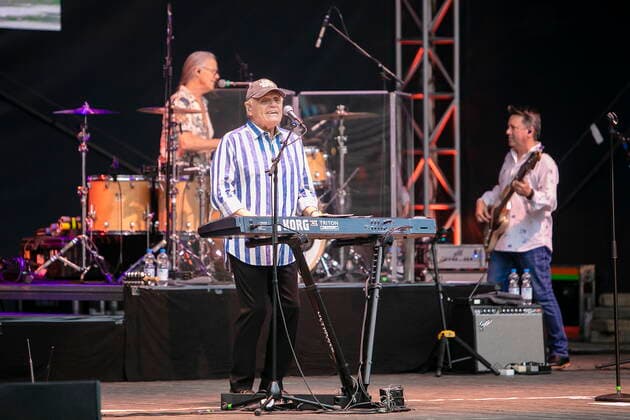 The Beach Boys - Sixty Years of the Sound of Summer mit Bruce Johnston (vorn Mitte, Keyboards ab 1965, geb. 27. Juni 1942 in Chicago, Illinois, als Billy Baldwin) live während eines Open Air Auftrittes in der Freilichtbühne Junge Garde Dresden.