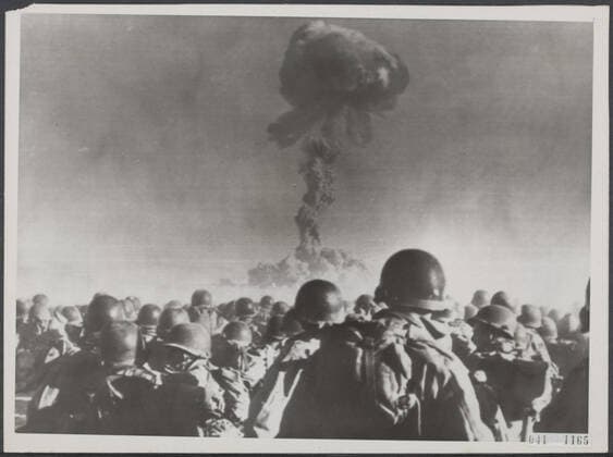 Elsevier photo collection. Nevada. Yucca flats. Kneeling troops of the US 11th Airborne division after an atomic bomb has come to explosive and forms a mushroom cloud. In these first military exercises with atomic bomb warfare in history, Operation Desert Rock, there were no injuries. The bomb was shed by a B-29 that flew at a height of 10,000 feet. The bomb exploded at a height of 2000 feet. November 2, 1951. Nevada, USA Copyright: xpiemagsx pienatarchpart1270921-38127 !ACHTUNG AUFNAHMEDATUM GESCHÄTZT!