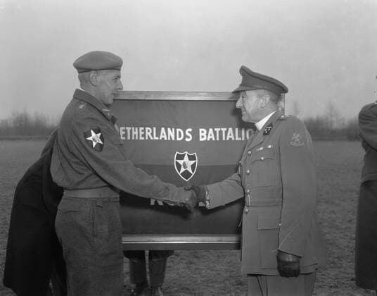 Anefo photo collection. Presentation of US awards to Korea volunteers. November 19, 1953 Copyright: xpiemagsx pienatarchpart1270921-39243 !ACHTUNG AUFNAHMEDATUM GESCHÄTZT!