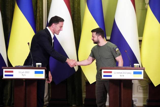 Ukraine-Krieg, Jahrestag der Invasion, Persönlichkeiten besuchen die Ukraine, Archivbilder News Themen der Woche KW28 News Bilder des Tages Joint briefing of Volodymyr Zelenskyy and Mark Rutte KYIV, UKRAINE - JULY 11, 2022 - President of Ukriane Volodymyr Zelenskyy (R) and Prime Minister of the Kingdom of the Netherlands Mark Rutte are pictured during a joint briefing in Kyiv, capital of Ukraine. This photo cannot be distributed in the russian federation.NO USE RUSSIA. NO USE BELARUS. Kyiv Ukraine  Copyright: xPavloxBahmutx originalFilename: ukrinform-jointbri220711_npdbb.jpg