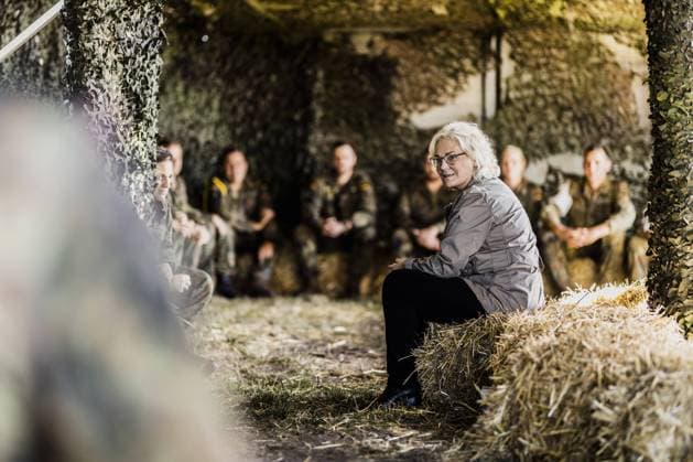 News Bilder des Tages Deutschland, Verteidigungsministerin Christine Lambrecht besucht Jägerbataillon 292 in Letzlingen Christine Lambrecht (SPD), Bundesministerin der Verteidigung, aufgenommen im Rahmen eines Besuches des Jaegerbataillon 292 im Gefechtsuebungszentrum der Bundeswehr in Letzlingen, 11.07.2022. Soldaten und Soldatinnen des Jaegerbataillons bereiten sich auf den Einsatz in Mali vor. Letzlingen Deutschland *** Christine Lambrecht SPD , Federal Minister of Defense, photographed during a visit of the Jaeger Battalion 292 at the Bundeswehr Combat Training Center in Letzlingen, 11 07 2022 Soldiers of the Jaeger Battalion prepare for deployment in Mali Letzlingen Germany Copyright: xFlorianxGaertner photothek.dex