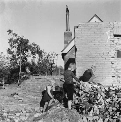 Anefo photo collection. Report Putten. World War II, children, play, stones, rubbish. October 29, 1945. Gelderland, Putten Copyright: xpiemagsx pienatarchpart1270921-48943 !ACHTUNG AUFNAHMEDATUM GESCHÄTZT!