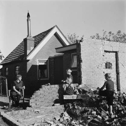 Anefo photo collection. Report Putten. World War II, children, play, stones, rubbish. October 29, 1945. Gelderland, Putten Copyright: xpiemagsx pienatarchpart1270921-48945 !ACHTUNG AUFNAHMEDATUM GESCHÄTZT!