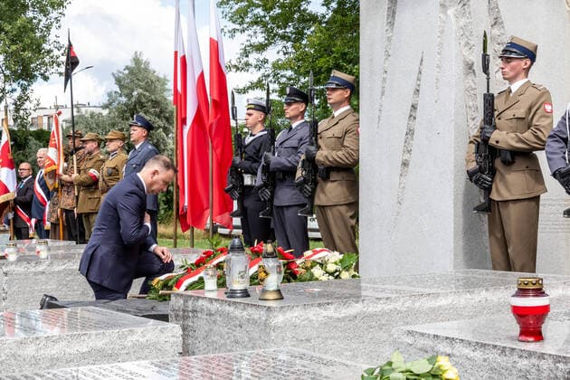 Bilder des Jahres 2022, News 07 Juli News Themen der Woche KW28 News Bilder des Tages New Light On Polish-Ukrainian Darker History President of Poland, Andrzej Duda lays flowers during National Day of Remembrance of the Victims of the Genocide of the Citizens of the Polish Republic committed by Ukrainian Nationalists during the II World War in todays Wester Ukraine held at Wolhynia Square in Warsaw on July 11, 2022. Polish citizens were minority in todays Wester Ukraine (during IIWW a part of Poland called Eastern Galicia). Polish citizens were executed in 1930. and 1940 by Ukrainian nationalists who aimed at creating independent state. The apogee of genocide took place on July 11, 1943, when 99 settlements inhabited by Poles were simultaneously attacked by Ukrainians in Volhynia region. The difficult history between Poland  Copyright: xDominikaxZarzyckax originalFilename: zarzycka-newlight220711_npoui.jpg