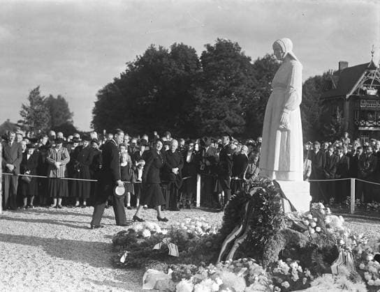 Anefo photo collection. Queen Juliana reveals to draw a war memorial. October 1, 1949. Gelderland, Putten Copyright: xpiemagsx pienatarchpart1270921-6472 !ACHTUNG AUFNAHMEDATUM GESCHÄTZT!
