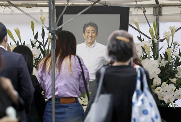 Funeral of ex-Japan PM Abe People offer flowers at an altar set up at Tokyo s Zojoji temple on July 12, 2022, ahead of the funeral of former Japanese Prime Minister Shinzo Abe. He was fatally shot during upper house election campaigning in Nara, western Japan, on July 8.  A14AA0001313552P