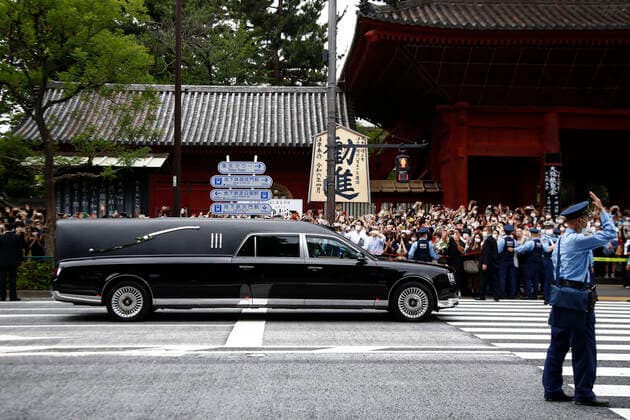 Bilder des Jahres 2022, News 07 Juli News Themen der Woche KW28 News Bilder des Tages Japan, Trauer um Shinzo Abe July 12, 2022, Tokyo, Japan: A hearse carrying the body of former Prime Minister Shinzo Abe leaves the Zojoji temple in Tokyo. Tokyo Japan - ZUMAm191 20220712_zap_m191_004 Copyright: xRodrigoxReyesxMarinx