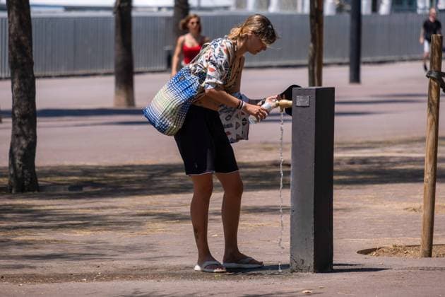 July 11, 2022, Barcelona, Catalonia, Spain: A woman is seen refilling her water bottle at a public fountain on the Barceloneta pier. Second wave of extreme heat that may exceed 44 degrees Celsius in some regions of Spain. Catalonia, currently at level one and after weeks of accumulating high temperatures and little rain, will suffer this week some days of temperatures above what is usual for these dates Barcelona Spain - ZUMAs197 20220711_zaa_s197_254 Copyright: xPacoxFreirex