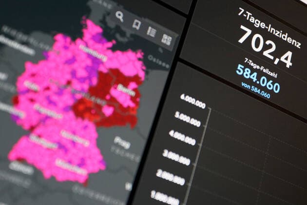 Dashboard des RKI, die 7-Tage-Inzidenz liegt nun bei 702,4 7-Tage-Inzidenz, Dashboard des RKI auf einem Monitor am 12.07.2022 in Siegen Deutschland.