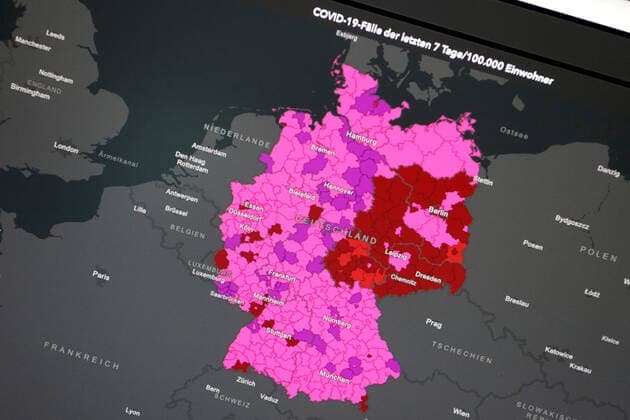 Dashboard des RKI, die 7-Tage-Inzidenz liegt nun bei 702,4 7-Tage-Inzidenz, Dashboard des RKI auf einem Monitor am 12.07.2022 in Siegen Deutschland.
