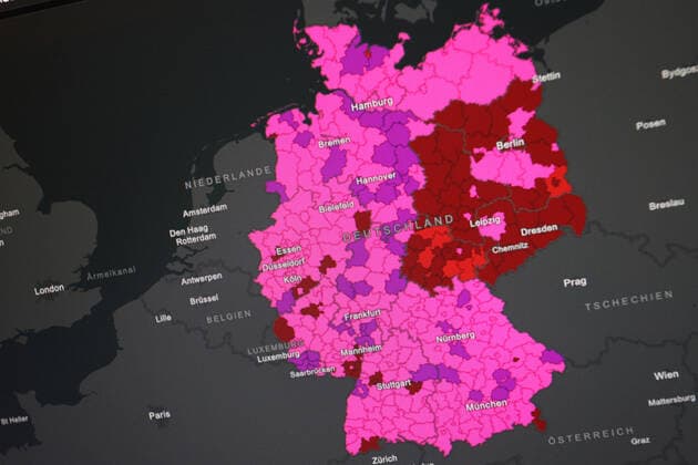 Dashboard des RKI, die 7-Tage-Inzidenz liegt nun bei 702,4 7-Tage-Inzidenz, Dashboard des RKI auf einem Monitor am 12.07.2022 in Siegen Deutschland.