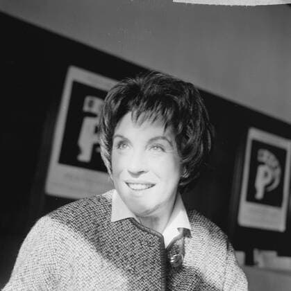 Anefo photo collection. Maria Becker (Swiss actress) with its SchausSpieltruppe for the first time in the Netherlands (head). February 23, 1963 Copyright: xpiemagsx pienatarchpart216092021-13873 !ACHTUNG AUFNAHMEDATUM GESCHÄTZT!