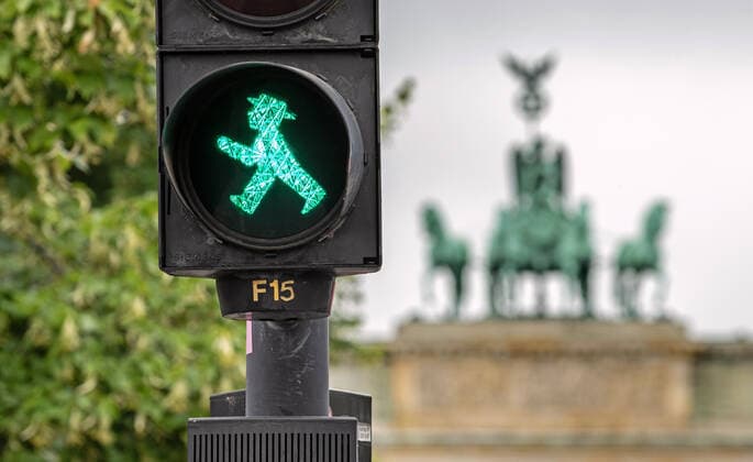 DDR Ampelmännchen vor dem Brandenburger Tor, Ampel grün, Berlin, 9. Juli 2022 Deutschland, Berlin, 9. Juli 2022, DDR Ampelmännchen vor dem Brandenburger Tor, Quadriga, grüne Fussgängerampel, grünes Licht, die Figur des Ost-Ampelmännchens wurde von Karl Peglau entworfen, Ampelmännchen und Quadriga sind zwei Berliner Symbole, Ampelbau von Siemens,