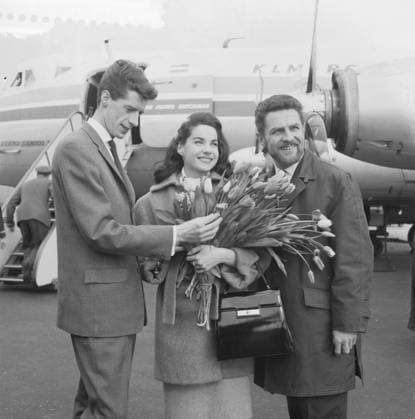 Anefo photo collection. Arrival Jacqueline Boyer at Schiphol, Rudy Carrell, Jaqueline Boyer and Wim Ibo. April 29, 1960. Noord-Holland, Schiphol Copyright: xpiemagsx pienatarchpart216092021-1918 !ACHTUNG AUFNAHMEDATUM GESCHÄTZT!