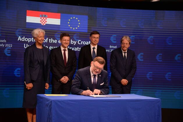 Bilder des Jahres 2022, News 07 Juli News Themen der Woche KW28 News Bilder des Tages Brüssel, Beitritt von Kroatien zur EURO-Zone - Unterzeichung der Dokumente Czech Finance Minister Zbynek Stanjura signs documents enabling the introduction of the euro in Croatia, on 12 July, 2022 in Brussels, Belgium, within Czech EU presidency. L-R European Central Bank Chief Christine Lagarde, Finance Minister of Croatia Zdravko Maric, European Commission Vice-President Valdis Dombrovskis and European Commissioner Paolo Gentiloni look at the signature. (CTKxPhoto PetrxKupec) CTKPhotoP2022071204211  kpc