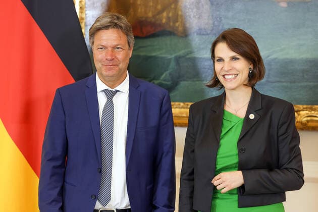 News Themen der Woche KW28 News Bilder des Tages 20220712 Arbeitsbesuch des deutschen Vizekanzlers bei der oesterreichischen Europaministerin WIEN, OESTERREICH - JULI 12: Vizekanzler und Bundesminister fuer Wirtschaft und Klimaschutz Robert Habeck (GRUeNE) und Bundesministerin fuer EU und Verfassung im Bundeskanzleramt Karoline Edtstadler (OeVP) bei Arbeitsbesuch - des deutschen Vizekanzlers bei der oesterreichischen Europaministerin im Bundeskanzleramt am 12. Juli 2022 in Wien, Oesterreich. 220712_SEPA_10_023 Copyright: xMichaelxIndrax SEPAxMedia