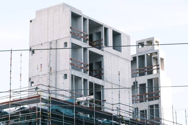 Düsseldorf 12.07.2022 Baustelle Bauboom Wohnungen Wohnungsnot Mieten Mietpreis sozialer Wohnungsbau Immobilien Wohnraummangel Wohnungsmangel Wohnung Baustelle Neubau Wohnungen Wohnung Baugerüst Mehrfamilienhaus Mietshaus Miete Mietspiegel Mietpreisspiegel Immobilie Immobilien Wohnungsnot Rohbau Wohnungsmangel Wohnungsmangel Baustau Wohnimmobilie Wohnungsimmobilien Mietpreise Altbau Leerstand Baumaterial Baustoffe Leiter Aussenleiter Bauleiter Mietpreise Wohnungsbau Ballungsgebiet bezahlbarer Wohnraum Wohnungssuche CO2-Preis CO2 Bundes-Klimaschutzgesetz Heizen Heizung Klimapaket Mieter Vermieter Mietpreis-Bremse Mietpreisbremse Wohnungsnot Klimasteuer Energiewende Büro Büros Homeoffice Home-Office Konjunkturpaket Baugerüst Düsseldor