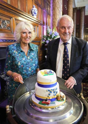 Entertainment Themen der Woche KW28 Entertainment Bilder des Tages . 12 07 2022. London, United Kingdom. Camilla, Duchess of Cornwall with Gyles Brandreth , during a lunch organised by The Oldie magazine to celebrate her 75th Birthday at National Liberal Club in London.  xPoolx xi-Imagesx IIM-23603-0002