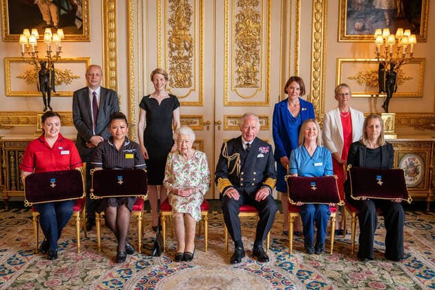 Bilder des Jahres 2022, Entertainment 07 Juli Entertainment Themen der Woche KW28 Entertainment Bilder des Tages . 12 07 2022. Windsor, United Kingdom. Queen Elizabeth II and Prince Charles with representatives of the National Health Service (NHS) after presenting the organisation with the George Cross at Windsor Castle.  xPoolx xi-Imagesx IIM-23604-0015