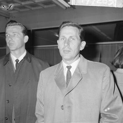 Anefo photo collection. Arrival Floyd Cramer (left) with the Anita Kerr singers at Schiphol, Chet Atkins (head) guitarist. May 4, 1965. Noord-Holland, Schiphol Copyright: xpiemagsx pienatarchpart216092021-26281 !ACHTUNG AUFNAHMEDATUM GESCHÄTZT!