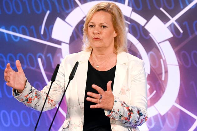 Bilder des Jahres 2022, News 07 Juli News Themen der Woche KW28 News Bilder des Tages Nancy Faeser bei der Pressekonferenz zur Vorstellung der Cybersicherheitsagenda des BMI im AI Campus. Berlin, 12.07.2022 *** Nancy Faeser at the press conference to present the BMIs cybersecurity agenda at AI Campus Berlin, 12 07 2022. Foto:xF.xKernx xFuturexImage