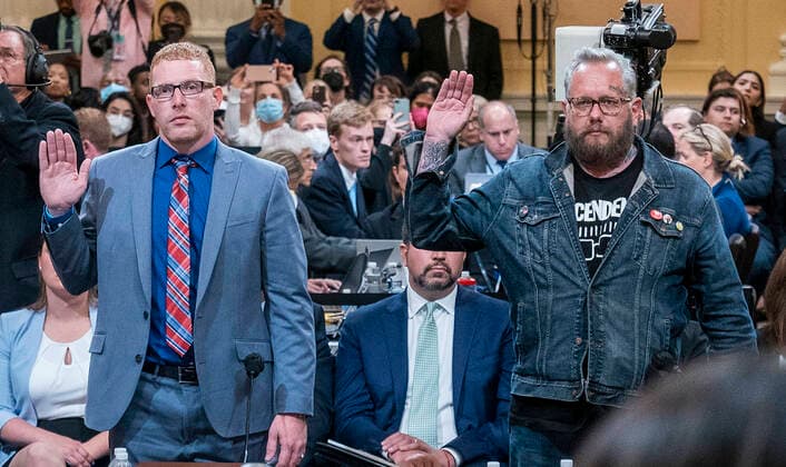 Bilder des Jahres 2022, News 07 Juli News Themen der Woche KW28 News Bilder des Tages July 12, 2022, Washington, District of Columbia, USA: Jason Van Tatenhove (R), a former spokesperson for the Oath Keepers, and Stephen Ayres (L), who was a participant in the January 6 attack, are sworn in by Committee Chairman Democratic Representative from Mississippi Bennie Thompson during the seventh public hearing by the House Select Committee to Investigate the January 6th Attack on the US Capitol, in Washington, DC, USA, 12 July 2022 Washington USA - ZUMAs152 20220712_zaa_s152_162 Copyright: xShawnxThewx-xPoolxviaxCNPx