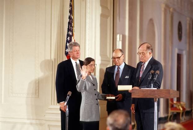 IMAGO ICONS: Ruth Bader Ginsburg Berühmte Feministinnen, Ruth Bader Ginsburg August 10, 1993, Washington, District of Columbia, US: Ruth Bader Ginsburg is Sworn in as Associate Justice of the Supreme Court of the United States. President William Clinton stands behind her as her husband Martin holds the bible as Chief Justice William H. Rehnquist Administers the Oath of Office. Washington US - ZUMAr142 19930810_zap_r142_025 Copyright: xMarkxReinsteinx