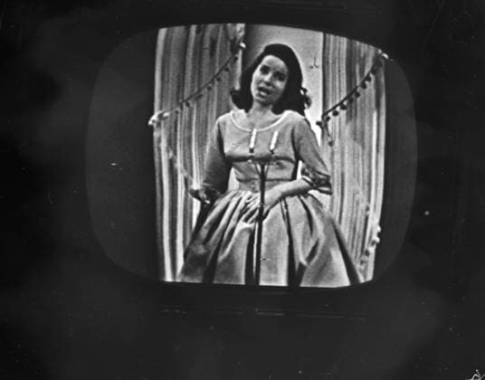 Anefo photo collection. Eurovision Song Contest 1960 in London. Recording of television. Winners Jaqueline Boyer (France) in action. March 29, 1960. France, London Copyright: xpiemagsx pienatarchpart216092021-38859 !ACHTUNG AUFNAHMEDATUM GESCHÄTZT!