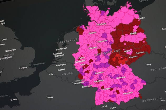Dashboard des RKI, die 7-Tage-Inzidenz liegt nun bei 691,8 7-Tage-Inzidenz, Dashboard des RKI auf einem Monitor am 13.07.2022 in Siegen Deutschland.