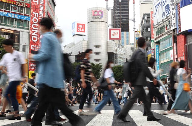 IMAGO Nature: Unsere Erde, Umweltprobleme, Überbevölkerung July 13, 2022, Tokyo, Japan - People cross a road at Tokyo s Shibuya fashion district on Wednesday, July 13, 2022. More than 90,000 people were infected with the new coronavirus in Japan on July 13, a record for the first time since February 17.  , aflo_193355076.jpg,