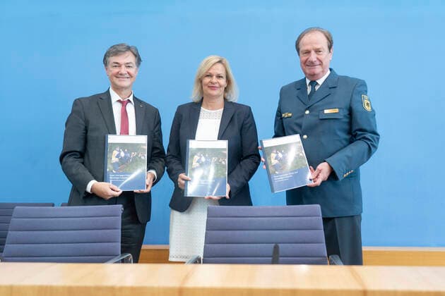 News Themen der Woche KW28 Bundespressekonferenz in Berlin - Thema Bevölkerungsschutz - Jahrestag der Flutkatastrophe - Ralph Tiesler, Präsident Bundesamt für Bevölkerungsschutz und Katastrophenhilfe BBK, Nancy Faeser, Bundesministerin des Inneren und für Heimat, Gerd Friedsam, Präsident Bundesanstalt Technisches Hilfswerk THW (von links);Bundespressekonferenz in Berlin - Thema Bevölkerungsschutz - Jahrestag der Flutkatastrophe - Ralph Tiesler, Präsident Bundesamt für Bevölkerungsschutz und Katastrophenhilfe BBK, Nancy Faeser, Bundesministerin des Inneren und für Heimat, Gerd Friedsam, Berlin Berlin Deutschland Haus der Bundespressekonferenz *** Federal Press Conference in Berlin Topic Civil Protection Anniversary of the flood disaster Ralph Tiesler, Pres