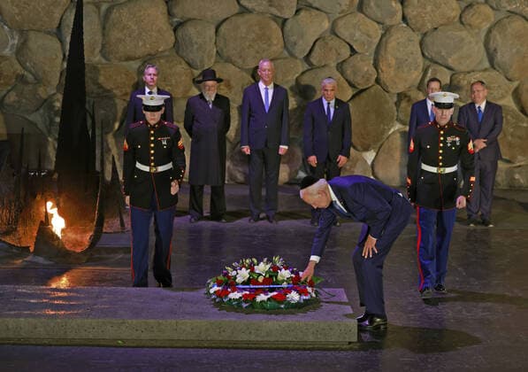 Bilder des Jahres 2022, News 07 Juli News Themen der Woche KW28 U.S. President Joe Biden lays a wreath of flowers at the Hall of Remembrance of the Yad Vashem Holocaust Memorial Museum in Jerusalem on Wednesday, July 13, 2022, as (L to R) U.S. Secretary of State Antony Blinken, Holocaust survivor and Chairman of the Yad Vashem Council Rabbi Israel Meir Lau, Israeli Defense Minister Benny Gantz, caretaker Prime Minister Yair Lapid and Yad Vashem Chairman Dani Dayan look on. Pool  JERX20220713133 MenahemxKahana