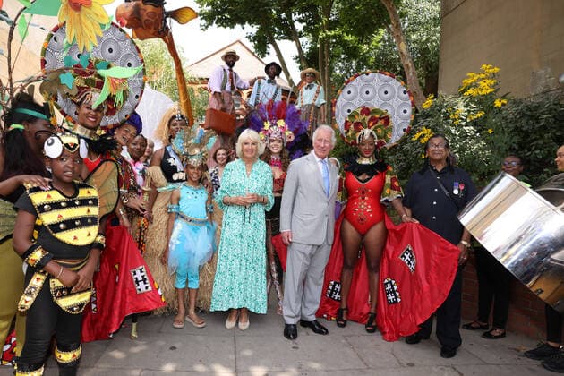 Bilder des Jahres 2022, Entertainment 07 Juli Entertainment Themen der Woche KW28 Entertainment Bilder des Tages . 13 07 2022. London, United Kingdom. Prince Charles and Camilla, Duchess of Cornwall meet Notting Hill Carnival performers in London, as their prepare for the first carnival in three years because of the pandemic .  xPoolx xi-Imagesx IIM-23610-0001