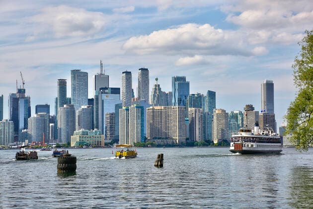 Daily Life In Toronto, Canada Ferry boat travels along Lake Ontario to Centre Island in Toronto, Ontario, Canada, on July 08, 2022. Toronto Ontario Canada  Copyright: xCreativexTouchxImagingxLtdx originalFilename: friedman-dailylif220708_np2KS.jpg