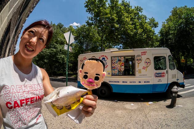 Entertainment Themen der Woche KW28 Entertainment Bilder des Tages Eat the Rich popsicles in New York A customer with her Jack Ma popsicle at the Eat The Rich repurposed ice cream truck, parked in Greenwich Village in New York on Wednesday, July 13, 2022 selling popsicles in the shape of portraits of various billionaires, Bill Gates, Jack Ma, Jeff Bezos, Mark Zuckerberg and of course, Elon Musk. A conceptual art piece by the artists™ collective MSCHF, the popular pops sell for $10 a pop and are meant to spur conversation about, among other subjects, the unequal distribution of wealth. (  RichardxB.xLevine