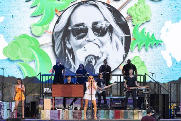 13.7.2022 Sängerin Sarah Connor mit Band auf der Bühne der Metastadt Wien