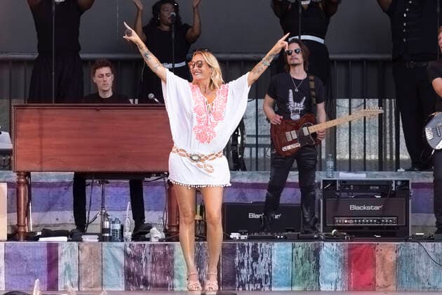 13.7.2022 Sängerin Sarah Connor mit Band auf der Bühne der Metastadt Wien