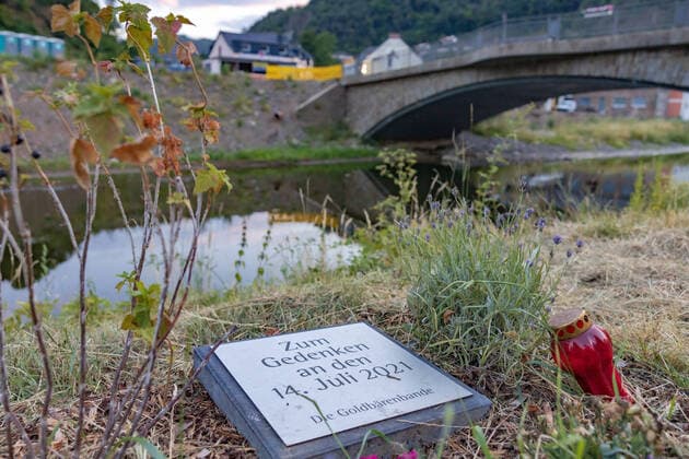 Bilder des Jahres 2022, News 07 Juli News Themen der Woche KW28 News Bilder des Tages Gedenktafel zur Flutkatastrophe an der Ahrbrücke - Am Vorabend zum Jahrestag der Flutkatastrophe vom 14.07.2021 befindet sich die Region weiterhin im Wiederaufbau. In zahlreichen Ecken sind weiterhin eindeutige Spuren der Zerstörung zu finden 13.07.2022 Ahrweiler Altenahr Rheinland-Pfalz Deutschland *** Commemorative plaque to the flood disaster at the Ahr bridge On the eve of the anniversary of the flood disaster of 14 07 2021, the region is still in the process of reconstruction In numerous corners are still clear traces of destruction 13 07 2022 Ahrweiler Altenahr Rhineland Palatinate Germany