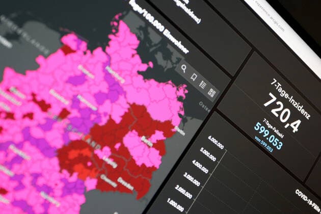 Dashboard des RKI, die 7-Tage-Inzidenz liegt nun bei 720,4 7-Tage-Inzidenz, Dashboard des RKI auf einem Monitor am 14.07.2022 in Siegen Deutschland.