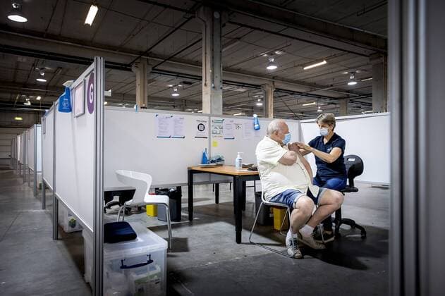 2022-07-14 14:11:22 NEWGEIN - A visitor to a vaccination location gets a booster vaccination. A new variant of the coronavirus called centaurus has surfaced in the Netherlands. It is a sub-variant of the omikron virus and has previously been found in India, Australia, Japan, Canada, the United States, Germany and the United Kingdom. ANP KOEN VAN WEEL netherlands out - belgium out