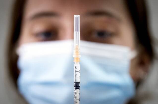 2022-07-14 14:35:57 NEWGEIN - A booster vaccination is prepared at a vaccination location. A new variant of the coronavirus called centaurus has surfaced in the Netherlands. It is a sub-variant of the omikron virus and has previously been found in India, Australia, Japan, Canada, the United States, Germany and the United Kingdom. ANP KOEN VAN WEEL netherlands out - belgium out