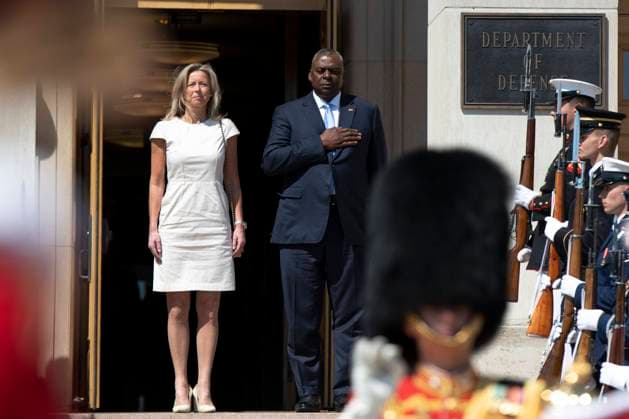 July 13, 2022, Arlington, VA, United States of America: U.S. Secretary of Defense Lloyd J. Austin III, right, stands with Dutch Defense Minister Kajsa Ollongren, during the arrival ceremony at the Pentagon, July 13, 2022 in Arlington, Virginia. Arlington United States of America - ZUMAp138 20220713_zaa_p138_014 Copyright: xLisaxFerdinando Dodx
