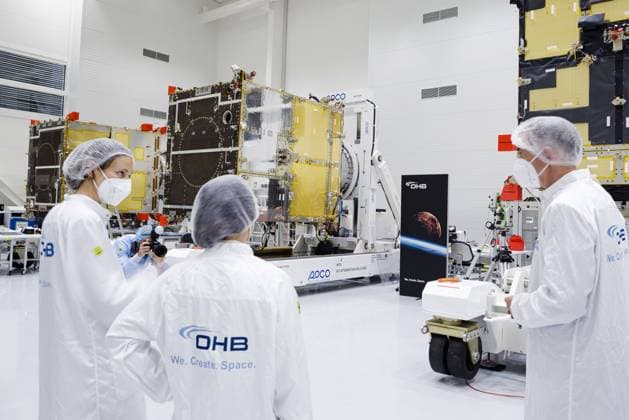 Bau von Wettersatelliten beim Raumfahrtunternehmen OHB in Bremen. Bremen, 14.07.2022 Bremen Germany *** Construction of weather satellites at space company OHB in Bremen Bremen, 14 07 2022 Bremen Germany Copyright: xThomasxTrutschelx