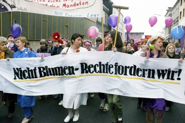 Menschen,Orte und Ereignisse im Jahr 1989-90 Kassel. Frauen demonstrieren zum Internationalen Frauentag am 8.3.1990 für ihre Gleichberchtigung. Hessen *** People,Places and Events in 1989 90 Kassel Women demonstrate for their equality Hesse on International Womens Day 8 3 1990