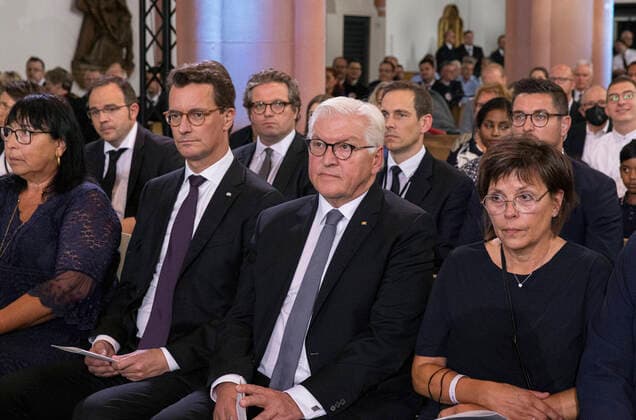 News Themen der Woche KW28 In einem bewegenden Gedenkgottesdienst am Donnerstag (14.07.2022) in der Herz-Jesu-Kirche in Euskirchen haben Bundespraesident Frank-Walter Steinmeier (SPD, Foto re.) und der nordrhein-westfaelische Ministerpraesident Hendrik Wuest (CDU, Foto li.) der Opfer der Hochwasserkatastrophe vor einem Jahr gedacht. Steinmeier aeusserte Verstaendnis dafuer, dass einigen der Wiederaufbau nicht schnell genug gehe. NRW-Ministerpraesident Wuest hob die grosse Solidaritaet und Hilfsbereitschaft nach der Katastrophe hervor. In einem oekumenischen Gottesdienst hatten zuvor der rheinische Praeses Thorsten Latzel und der Koelner Generalvikar Monsignore Guido Assmann den Betroffenen Mut zugesprochen. (Siehe epd-Meldung vom 14.07.2022) Gedenkgottesdienst fuer d Copyright: epd-bild MeikexBoeschemeyer EDITORIAL USE ONLY