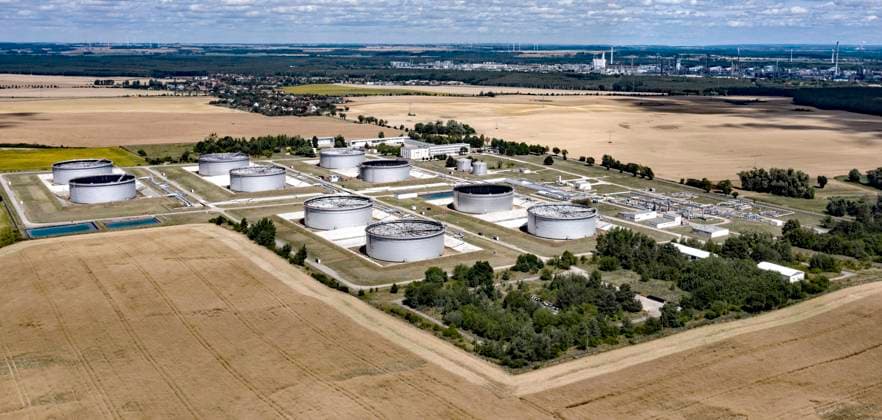 PCK Raffinerie Schwedt Schwedt, 14.07.2022 - Tanks mit Rohoel aus Russland der PCK-Raffinerie GmbH in Schwedt. Ueber die «Druschba»-Pipeline kommt russisches Oel in Schwedt an. Schwedt Brandenburg Deutschland *** PCK Raffinerie Schwedt Schwedt, 14 07 2022 Tanks with crude oil from Russia of PCK Raffinerie GmbH in Schwedt Russian oil arrives in Schwedt via the Druzhba pipeline Schwedt Brandenburg Germany