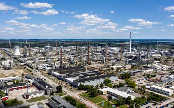PCK Raffinerie Schwedt Schwedt, 14.07.2022 - Luftbild PCK-Raffinerie GmbH in Schwedt. Ueber die Pipeline Freundschaft wird die PCK Raffinerie mit Rohoel aus Russland versorgt. Die Raffinerie PCK in Schwedt koennte langfristig zur Produktion von klimaneutralem Kerosin umgebaut werden. Schwedt Brandenburg Deutschland *** PCK Refinery Schwedt Schwedt, 14 07 2022 Aerial view PCK Raffinerie GmbH in Schwedt The PCK refinery in Schwedt is supplied with crude oil from Russia via the Freundschaft pipeline The PCK refinery in Schwedt could be converted in the long term to produce climate-neutral kerosene Schwedt Brandenburg Germany