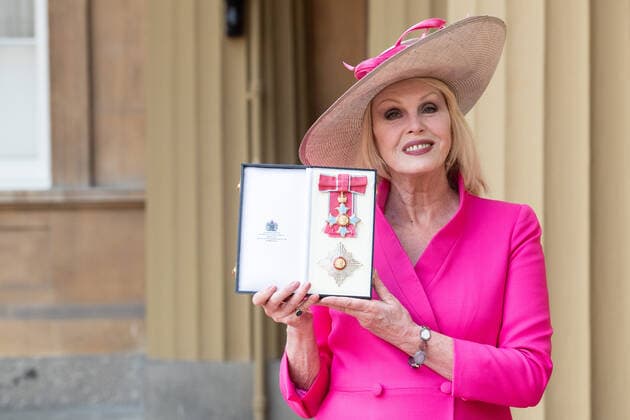 . 14 07 2022. London, United Kingdom. Actress Joanna Lumley with her damehood after an Investiture at Buckingham Palace in London. .  xPoolx xi-Imagesx IIM-23614-0007