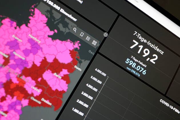 Dashboard des RKI, die 7-Tage-Inzidenz liegt nun bei 719,2 7-Tage-Inzidenz, Dashboard des RKI auf einem Monitor am 15.07.2022 in Siegen Deutschland.
